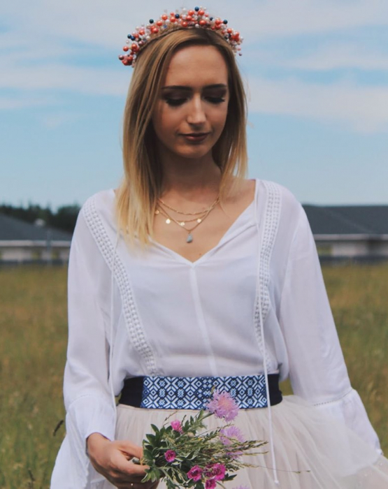 Tumši zila stilizēta josta 